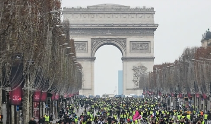 프랑스 전역에서 서민경제 개선대책을 요구하는 '노란 조끼' 5차 집회가 열린 15일(현지시간) 파리 최대 번화가 샹젤리제 거리에 수많은 노란 조끼 시위대가 모여 있다. 출처=연합뉴스.