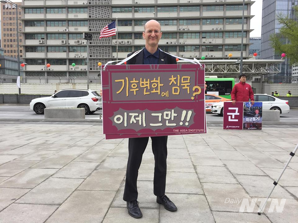 임마누엘 패스트라이쉬 지구경영원장은 최근 서울 광화문 주한 미국 대사관 등지에서 적극적인 기후변화 대응을 촉구하는 1인 시위를 벌였다. /사진 =지구경영원 제공
