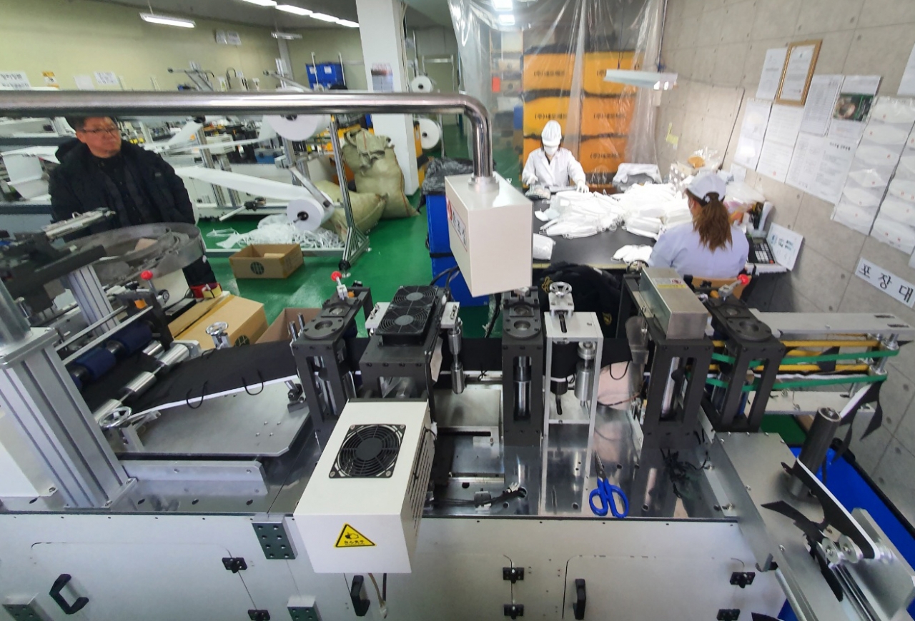 지난 3월 6일 부산 사하구 마스크 제조업체 네오메드의 생산 기계가 멈춰 있다. 이 공장은 보건용 마스크 심장이라 불리는 MB 필터(멜트블로운) 재료 부족으로 생산라인 11개 중 2개만 가동되고 있다. / 사진=연합뉴스