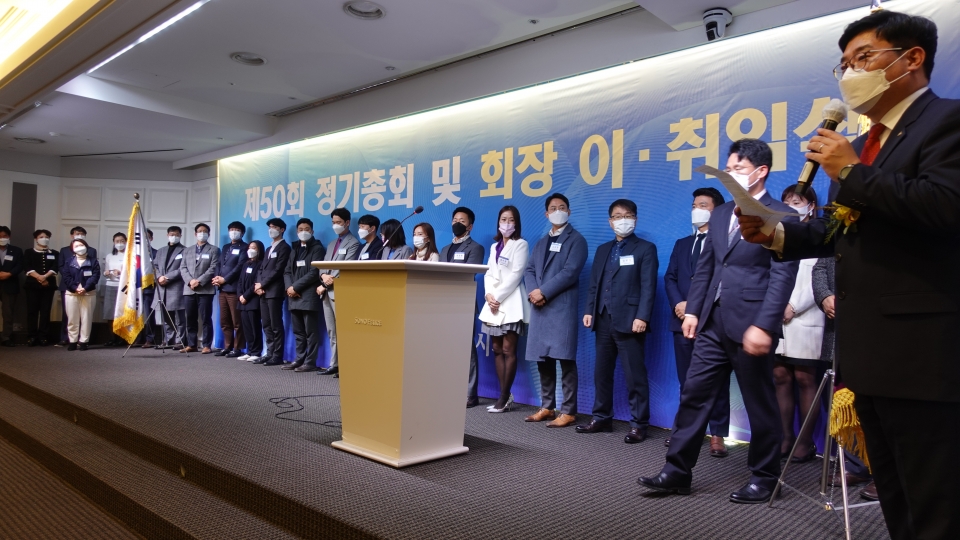 이창식 신임 한국세무사고시회 회장(오른쪽 끝)이 20일 서울 삼성동에서 개최된 정기총회에서 제25대 집행부를 소개하고 있다.