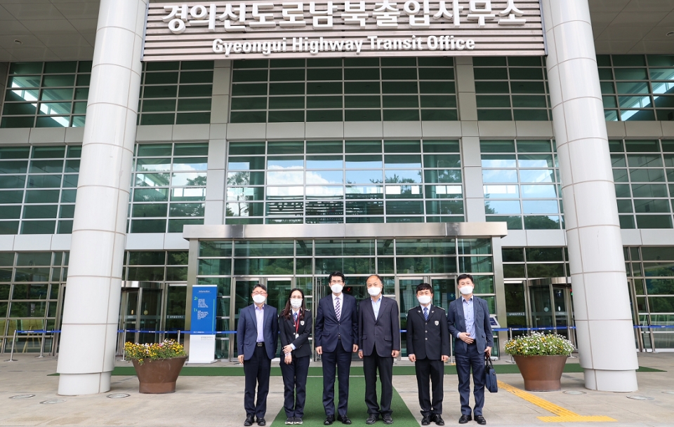 김광호 서울본부세관장(왼쪽에서 세 번째)이 25일 도라산세관비즈니스센터를 방문했다.