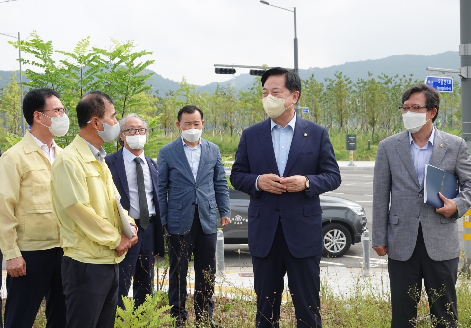 김두관 더불어민주당 대통령선거 예비후보가 12일 구미 산업단지를 방문해 비수도권 기업의 법인세 차등적용을 제안했다.