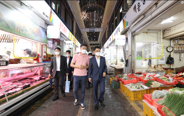 김창기 국세청장이 대전 한민시장 방문해 시장경기 살피고 있다