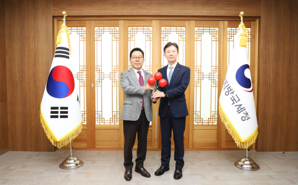 민주원 인천지방국세청장(오른쪽)
